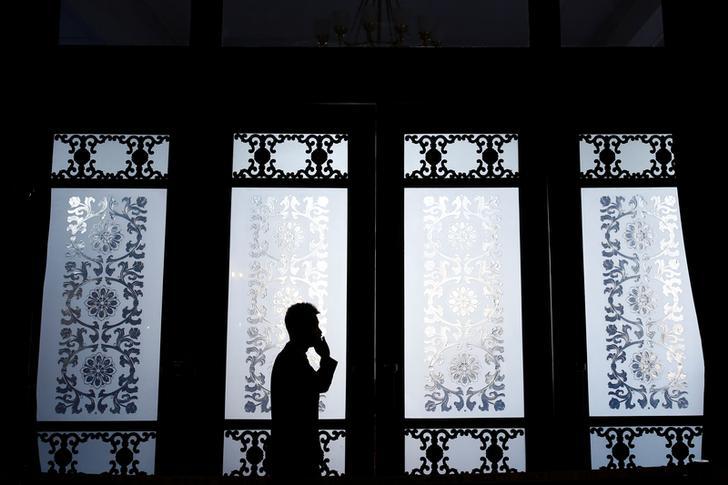 Ένας άνδρας μιλάει στο τηλέφωνο στο Πεκίνο, Κίνα, 2 Μαρτίου 2017.