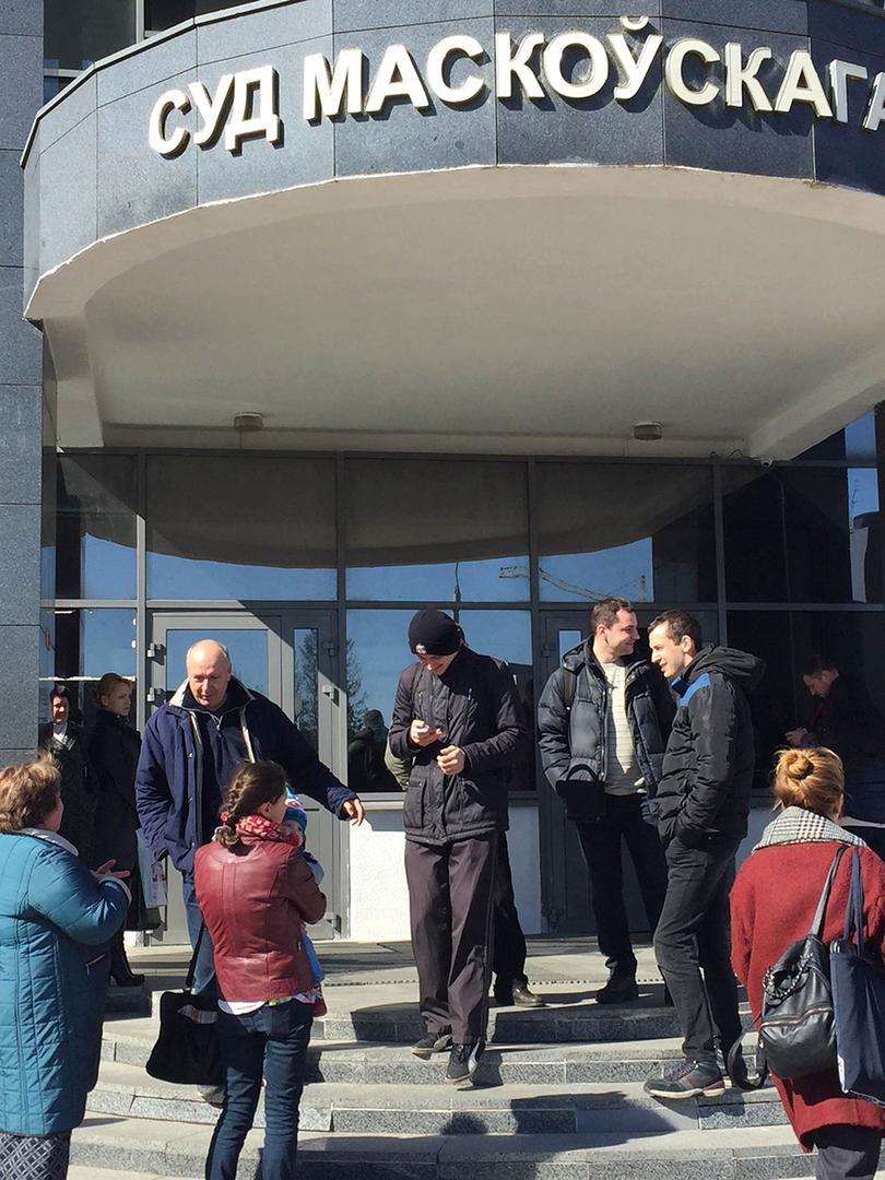 Родственники и сторонники Алеся Логвинца перед зданием Московского районного суда в день судебного слушания 27 марта 2017 года, г. Минск, Беларусь.