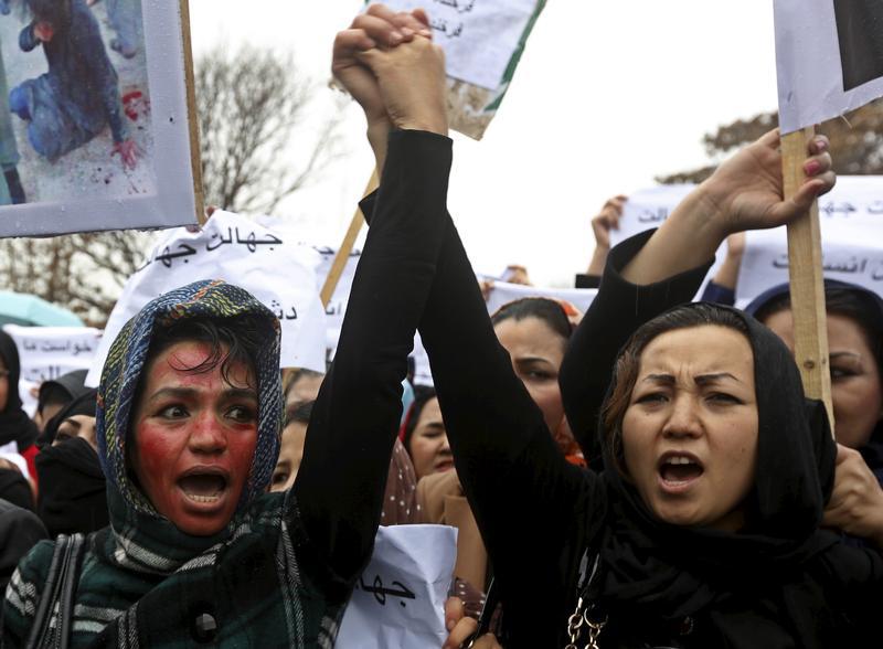 Members of civil society organizations chant slogans during a protest to condemn the killing of 27-year-old woman, Farkhunda, who was beaten with sticks and set on fire by a crowd of men in central Kabul in broad daylight on Thursday, in Kabul March 24, 2015.