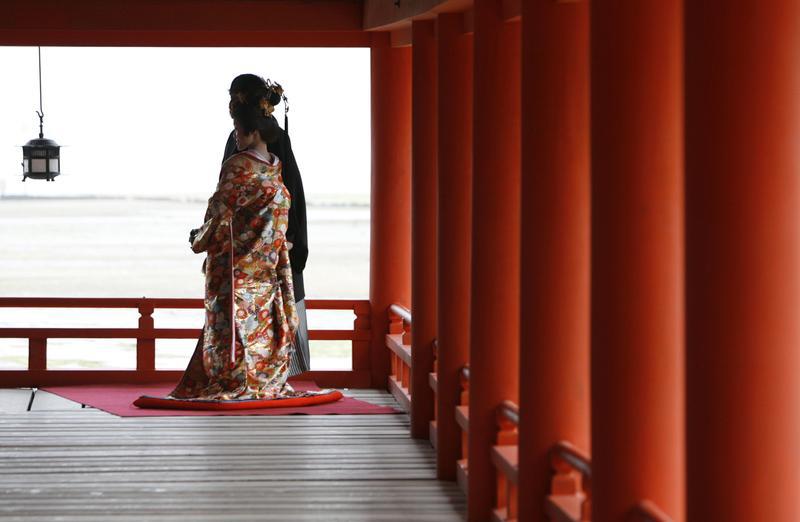 新人穿著和服在严岛神社拍摄结婚照，日本广岛县廿日市市，2008年4月16日。