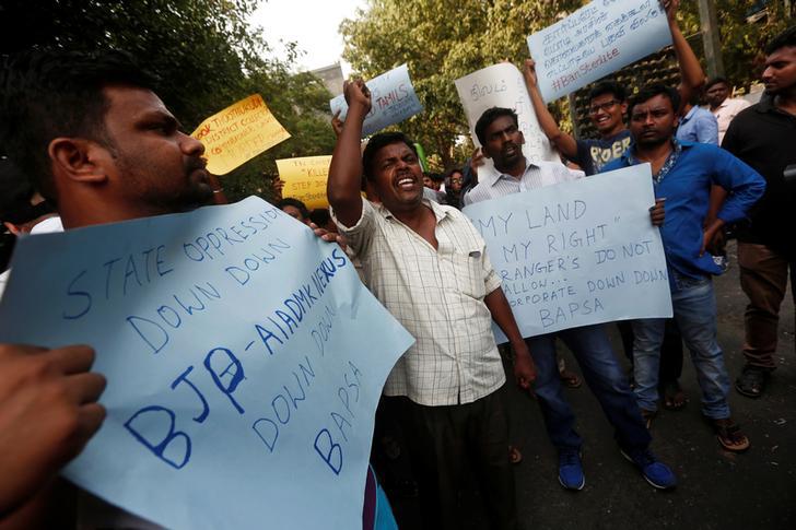 People shout slogans outisde the Tamil Nadu House during a protest, after at least 10 people were killed when police fired on protesters seeking closure of plant on environmental grounds in town of Thoothukudi in southern state of Tamil Nadu, in New Delhi