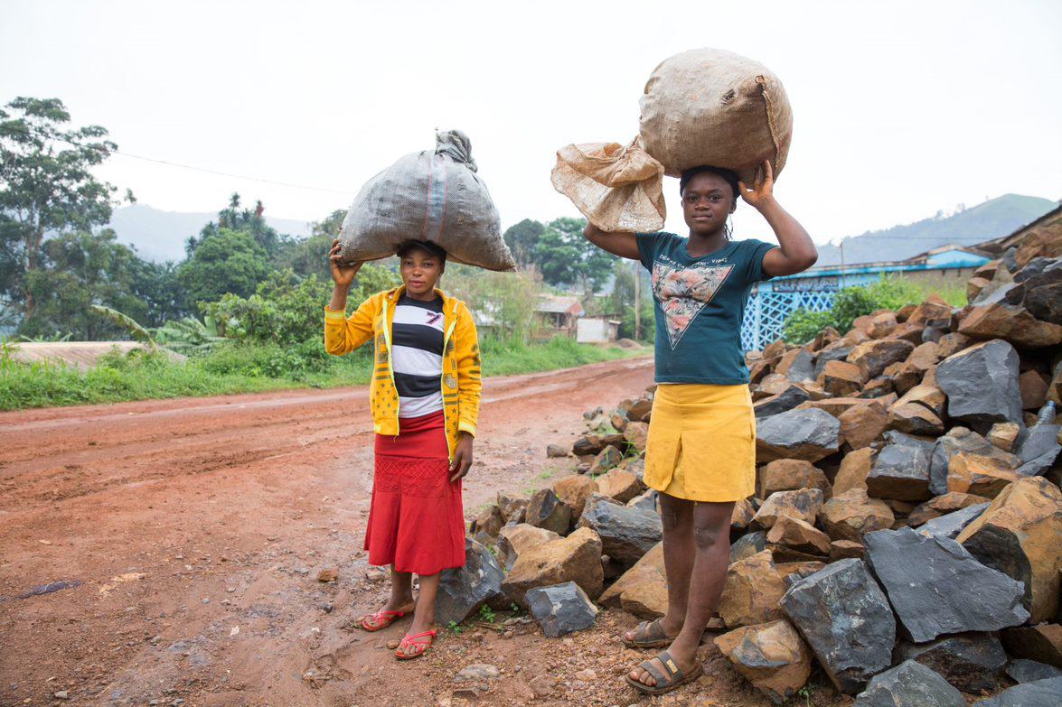 Displaced villagers who fled Belo following early April clashes between security forces and armed separatists came back to town to get food to bring back to their hiding places in the bush. In the bags, they carry dried fish. North West region, April 2018