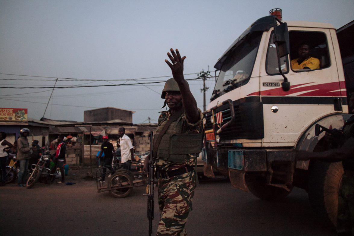 A soldier of the 21st Motorized Infantry Brigade directs traffic in the periphery of Buea, South West, April 2018.