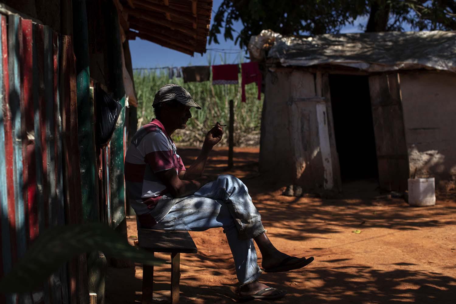 Estevo, um homem em seus 50 anos, vive no estado de Minas Gerais. Ele disse Ã  Human Rights Watch que âo aviÃ£o [pulverizando agrotÃ³xicos] sobrevoa a comunidade. Diversas vezes agrotÃ³xicos caÃ­ram sobre mim enquanto eu trabalhava na terra. NÃ£o hÃ¡ nada que po