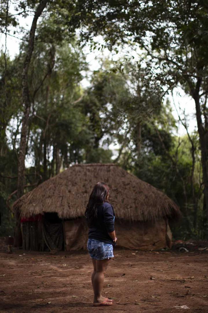 Panambi, uma mulher de 20 e poucos anos, vive em uma pequena casa com sua mÃ£e e filha de quatro anos. Ela disse Ã  Human Rights Watch que, durante um incidente de pulverizaÃ§Ã£o na plantaÃ§Ã£o vizinha em marÃ§o de 2018, ela e sua famÃ­lia sentiram os olhos queim