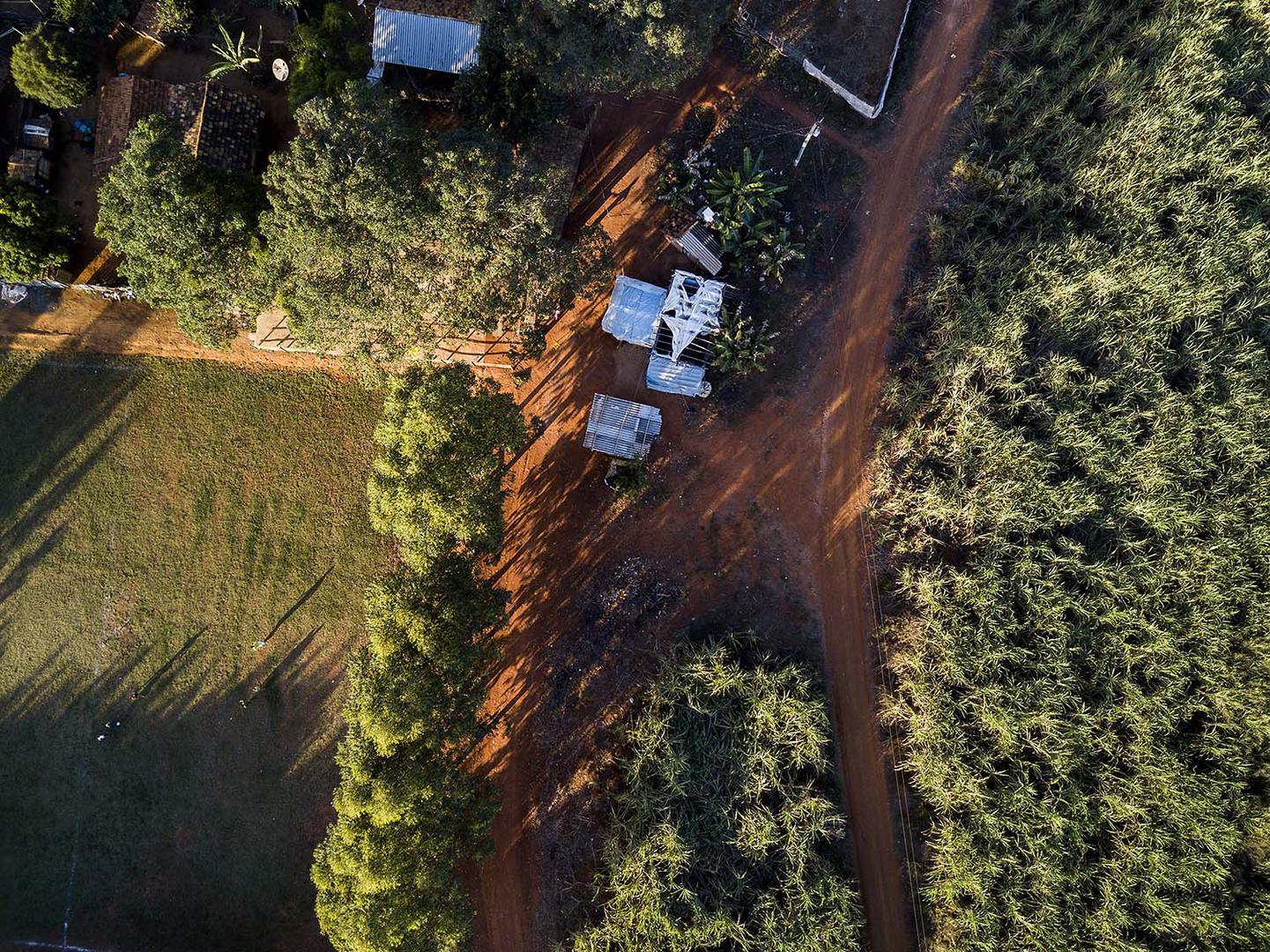 Imagem de drone sobre uma comunidade quilombola no estado de Minas Gerais. Algumas das casas da comunidade ficam a aproximadamente 20 metros da plantaÃ§Ã£o de cana-de-aÃ§Ãºcar vizinha.