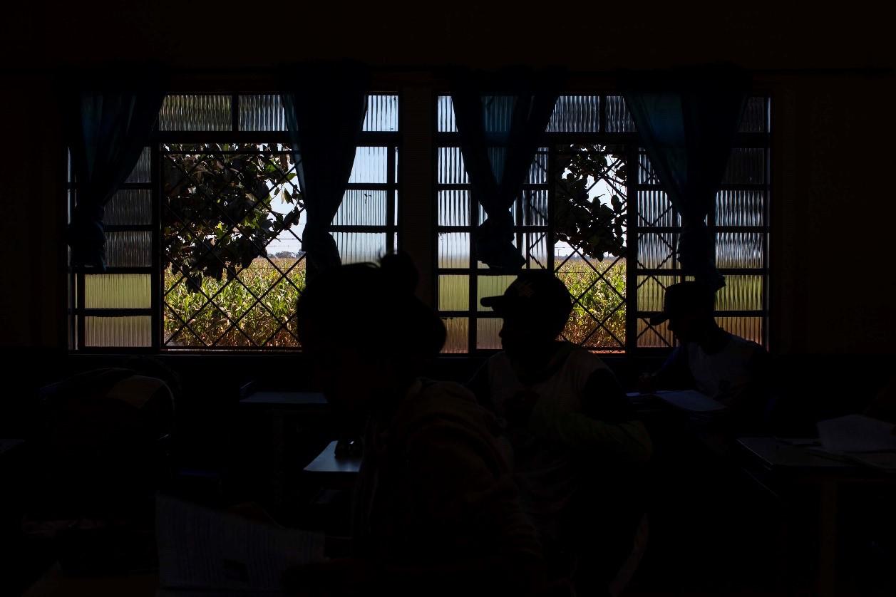 Sala de aula em escola no municÃ­pio de Primavera do Leste, no estado do Mato Grosso, na regiÃ£o centro-oeste brasileira. A escola atende pouco mais de 100 alunos, com aulas para estudantes entre 15 e 16 anos durante o dia e para adultos Ã  noite. HÃ¡ plantaÃ§