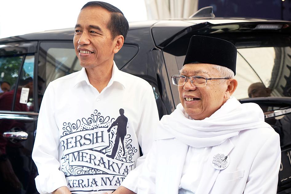 Joko Widodo, Indonesia's president, left, stands for photographs with Ma'ruf Amin, top Islamic cleric and vice presidential candidate, after submitting their nomination papers to the General Election Commission in Jakarta, Indonesia.