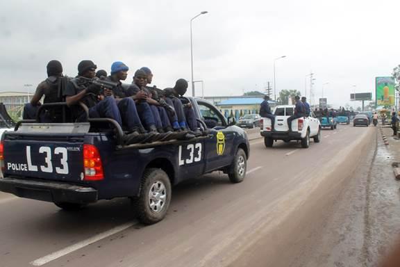 Des policiers congolais participant Ã  la premiÃ¨re OpÃ©ration Likofi Ã  Kinshasa, le 2 dÃ©cembre 2013.