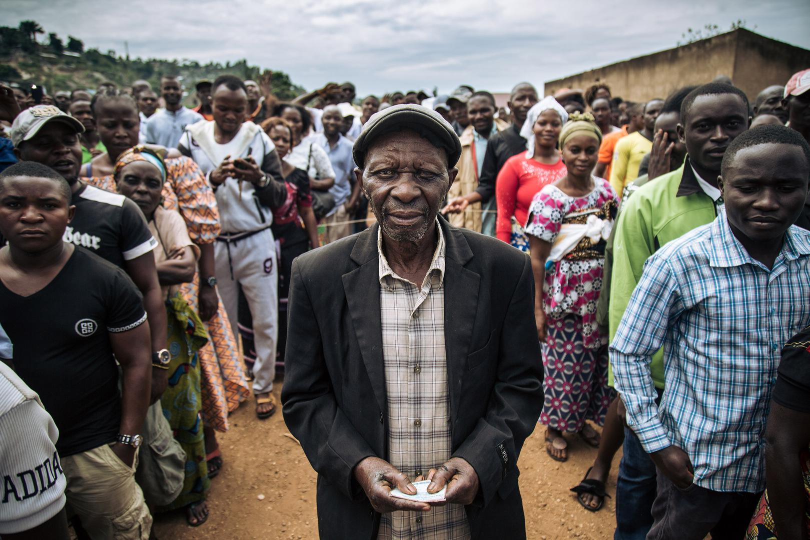 Des électeurs congolais attendent de « voter » dans un bureau de vote symbolique au stade Malepe de Beni, où le vote avait été reporté pour les élections générales en République démocratique du Congo, le 30 décembre 2018.