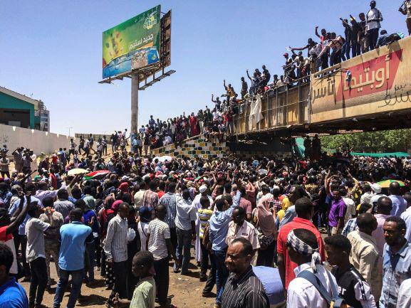 Demonstranten versammeln sich vor dem militärischen Hauptquartier in der Hauptstadt Khartoum im Sudan am Montag, dem 8. April 2019.
