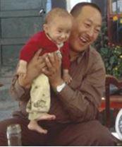Bangri Choktrul Rimpoché (Jigme Tenzin Nyima), el director de la antigua escuela de niños Gyatso en Lhasa.  Fecha desconocida.