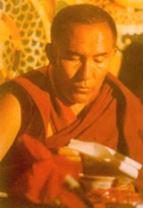 Chatral Rimpoché (Jampa Trinley), ex abad del monasterio Tashi Lhunpo y líder de la búsqueda de la reencarnación del 10º Panchen Lama.  Fecha desconocida.