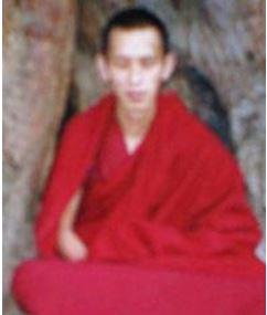 Foto personal de Ngawang Chonyi, maestro de Escrituras en el colegio Trepétrico Drepung, obtenido por el Departamento de Seguridad de la Administración Central Tibetana  Fecha desconocida.