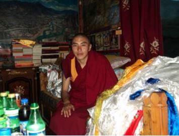 60. Tsultrim Kelsang, un monje en el monasterio Nyatso Zilkar en Dzatoe [chino: Zadoi], Yushu, Qinghai.
