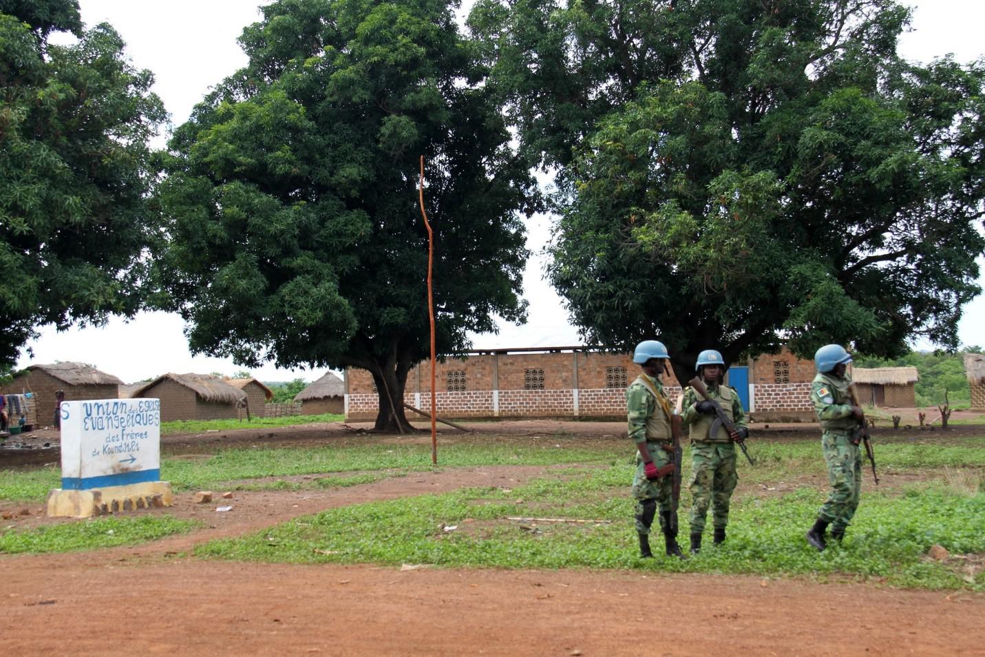 Des Casques bleus de la MINUSCA montent la garde à Koundjili, dans le nord-ouest de la République centrafricaine, le 28 mai 2019.
