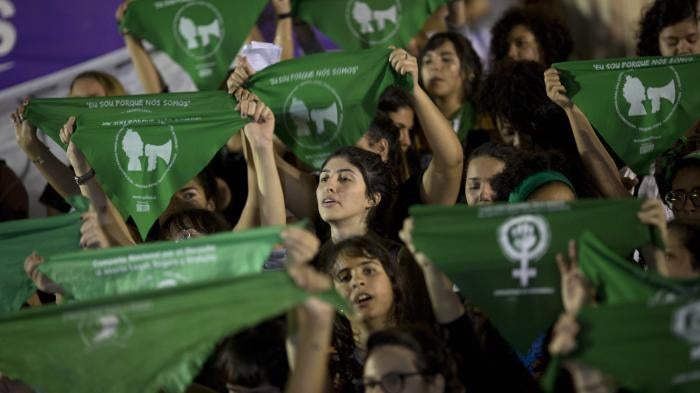 Manifestantes a favor de la legalización del aborto en Río de Janeiro, Brasil, el 8 de agosto de 2018. © 2018 AP Photo/Silvia Izquierdo 