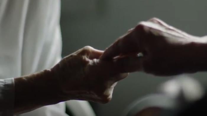 202008Australia_Older_Woman_Hand_Image_FR