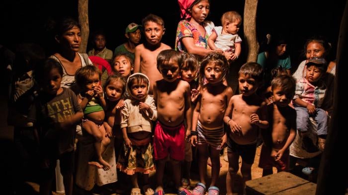 Niños de la comunidad Laamana en Uribia, La Guajira, algunos de los cuales están desnutridos.
