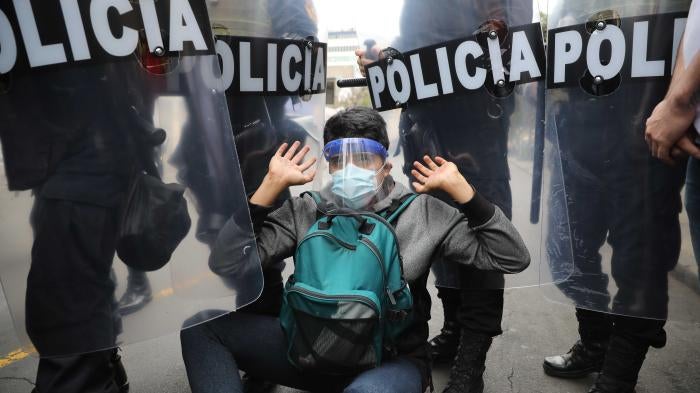 La policía rodea a un manifestante en Lima, Perú, el martes 10 de noviembre de 2020.