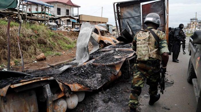 Un membre du Bataillon d’intervention rapide (BIR), une unité d’élite camerounaise, patrouille dans la ville de Buea dans la région anglophone du Sud-Ouest, le 4 octobre 2018. 