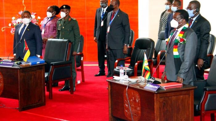 O Presidente moçambicano Filipe Nyusi, à esquerda, e o Presidente do Zimbabué, Emmerson Mnangagwa, à direita, juntam-se aos líderes da África Austral durante uma reunião na capital de Moçambique, Maputo, em 8 de Abril de 2021. 
