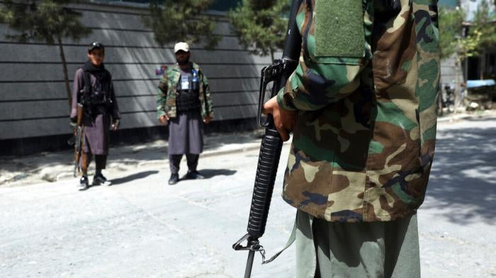 22 اگست، 2021 کو کابل، کے نواحی علاقے وزیر اکبر خان میں ایک چیک پوسٹ پر طالبان جنگجو ڈیوٹی دے رہے ہیں۔