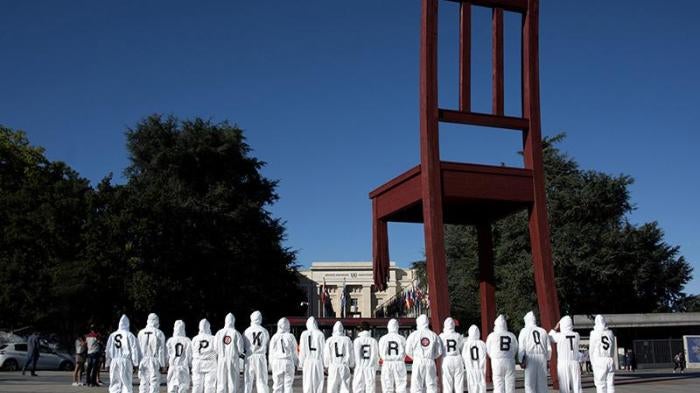 En las Naciones Unidas en Ginebra, la Campaña para la Prohibición de Robots Asesinos instó a los gobiernos a prohibir el desarrollo de sistemas de armas que seleccionen y ataquen objetivos sin ninguna intervención humana.