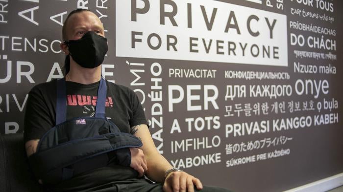 El activista por los derechos digitales Ola Bini en Quito, Ecuador.