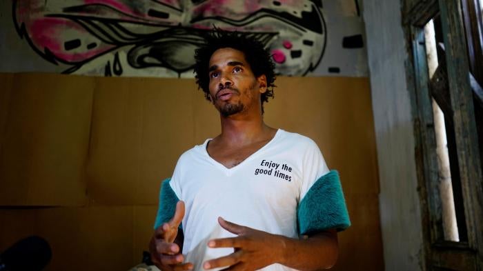 Luis Manuel Otero Alcántara, un artista que ha criticado abiertamente la represión en Cuba, durante una entrevista en su casa en La Habana, Cuba, el 2 de mayo de 2018. Alcántara ha permanecido en prisión tras ser detenido durante una manifestación pacífica el 11 de julio de 2021. 