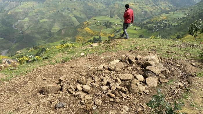 The shallow grave of an unidentified person killed during fighting in the village of Chenna, in the Amhara region of Ethiopia. Residents said it was dug in early September 2021 after Tigrayan fighters left the area. © 2021 Tom Gardner