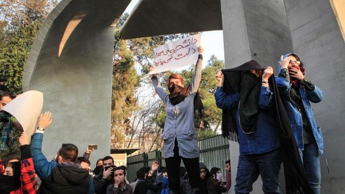 دانشجویان ایرانی در حال اعتراض در دانشگاه تهران در جریان تظاهراتی ناشی از عصبانیت از مشکلات اقتصادی در تهران، پایخت، در ۳۰ دسامبر ۲۰۱۷ 