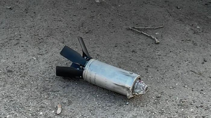 L’une des dangereuses sous-munitions retrouvées à Mykolaïv, en Ukraine, suite à des attaques russes menées les 7, 11 et 13 mars 2022. Capture d’écran d’une vidéo filmée par un habitant.