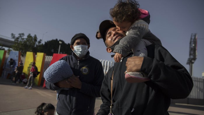 202204americas_us_mexico_border_family