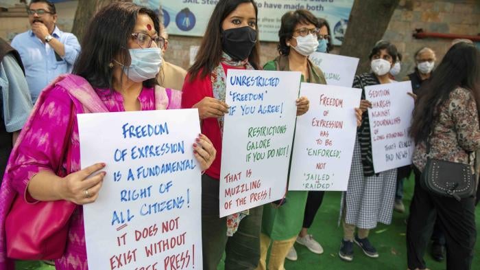 प्रेस क्लब ऑफ इंडिया के बाहर मीडिया पर सरकारी तंत्र के बढ़ते प्रतिबंधों का विरोध करते पत्रकार, नई दिल्ली, भारत, 18 फरवरी, 2021