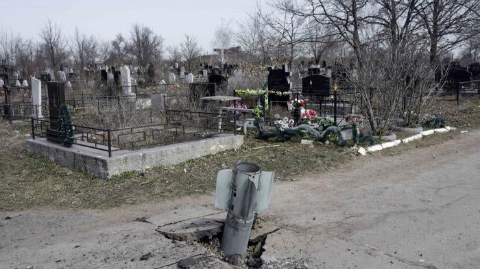 El motor y la sección de cola de un cohete de munición de racimo Uragan de 220 mm que impactó en un cementerio en Mykolaiv, en el sur de Ucrania, el 21 de marzo de 2022. 