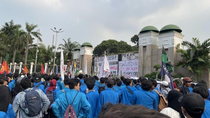 About 2,000 students from several universities in Jakarta protest outside the parliament building, calling on the Indonesian government and parliament to allow sufficient time for public debate on the draft Criminal Code, June 28, 2022.