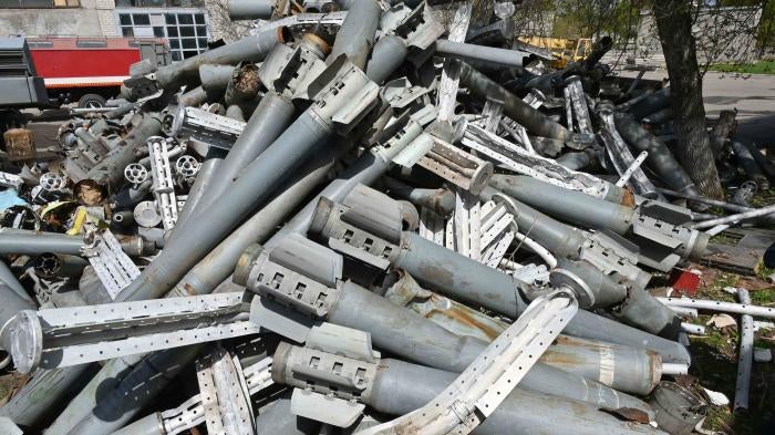 Фрагменты реактивных снарядов систем «Смерч» и «Ураган» с кассетной боевой частью, собранные сотрудниками ГСЧС в Харькове в апреле 2022 г.  