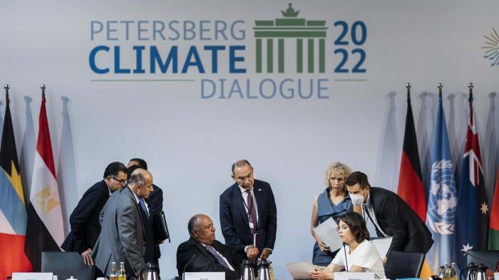 وزيرة الخارجية الألمانية أنالينا بيربوك (يمين) ووزير الخارجية المصري سامح شكري يشاركان في حوار بيترسبيرغ بشأن المناخ في مقر  وزارة الخارجية الفدرالية في برلين، 19 يوليو/تموز 2022.