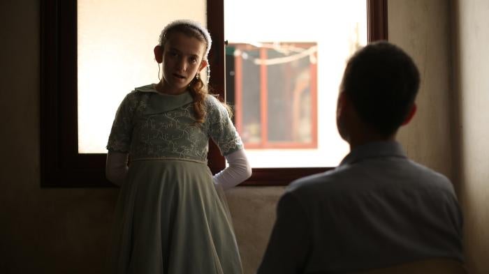 Shahd, une jeune fille syrienne âgée de 12 ans et atteinte d'un handicap auditif, photographiée face à son père dans le domicile familial à Azaz (gouvernorat d’Alep), dans le nord-ouest de la Syrie, le 7 juin 2022. 