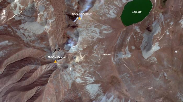Smoke plumes and burn scars emerging around the Mets Ishkhanasar Mountain, as of September 13 2022, 09:19 am CET  (11:19 am local time) . Satellite image