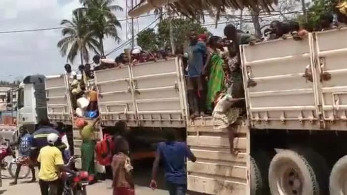 People arrive in Montepuez after fleeing violence in Cabo Delgado. 