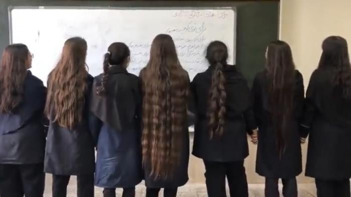 202210mena_iran_schoolgirls_classroom