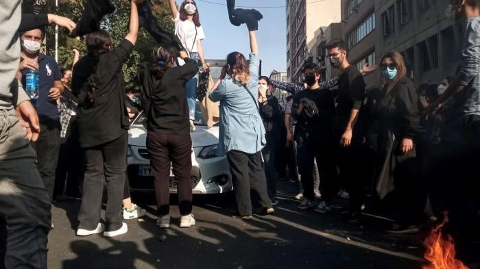 Mujeres iraníes protestan el 1 de octubre de 2022 por la muerte de Mahsa (Jina) Amini tras haber sido detenida por la policía de la moral, en Teherán. 