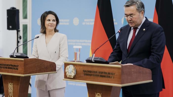 Annalena Baerbock (left), Federal Foreign Minister, and Muchtar Tleuberdi, Foreign Minister of Kazakhstan, during a press conference in Astana, October 31, 2022.