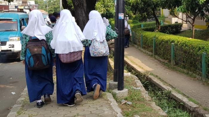 3 female students wearing hijabs