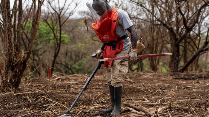 عامل إزالة ألغام من منظمة "دان تشيرش إيد" يطهّر منطقة مشكوك بتلوثها بمخلفات حرب متفجرة في باجوك، جنوب السودان، فبراير/شباط 2023. 