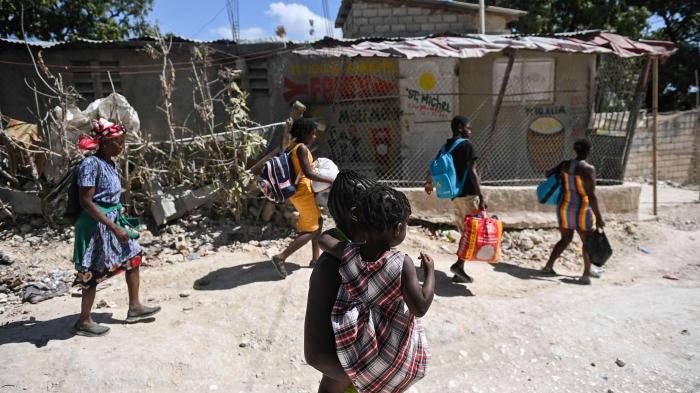 Des familles quittaient leurs maisons à Pétion-ville, une commune de Port-au-Prince en Haïti, le 23 mars 2023, au moment où des groupes criminels prenaient le contrôle de plusieurs zones dans le pays. 