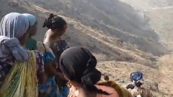 A video published on TikTok on July 31, 2022 and geolocated by Human Rights Watch shows a group of 22 migrants, 20 of whom appear to be women, descending a steep slope inside Saudi Arabia near the trail used to cross from the migrant camp of Al Thabit.