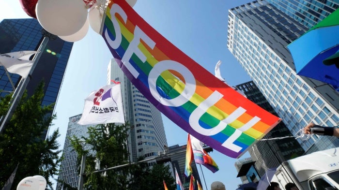 2023년 7월 1일 서울퀴어문화축제에서 무지개 깃발이 휘날리고 있다.